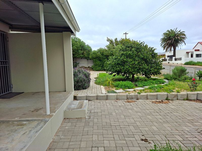 Neat & Secure 2 Bedroom Home on a Spacious 669m2 Erf in Hopefield - Photo 10