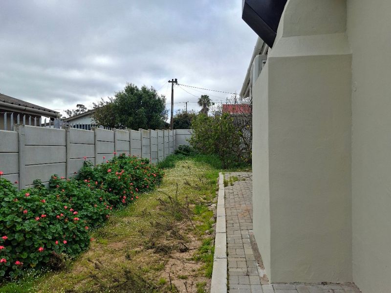 Neat & Secure 2 Bedroom Home on a Spacious 669m2 Erf in Hopefield - Photo 8