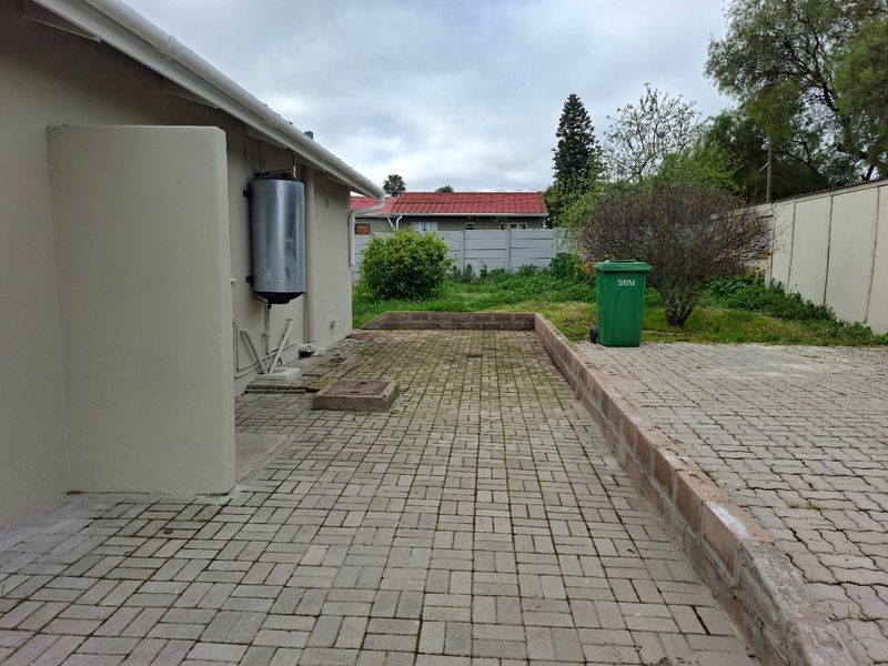 Neat & Secure 2 Bedroom Home on a Spacious 669m2 Erf in Hopefield - Photo 7