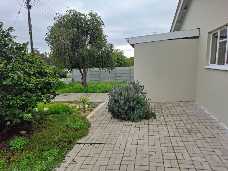 Neat & Secure 2 Bedroom Home on a Spacious 669m2 Erf in Hopefield - Photo 6