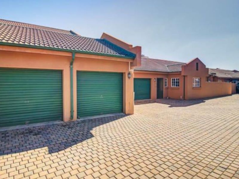 Beautiful 3-Bedroom Family Home with Double Garage at Oude Kaap - Photo 2