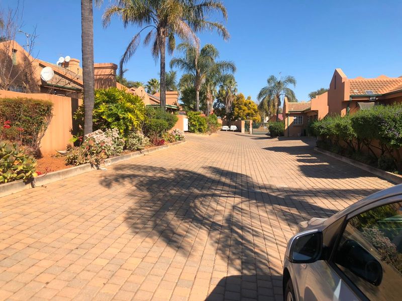 Beautiful 3-Bedroom Family Home with Double Garage at Oude Kaap - Photo 3