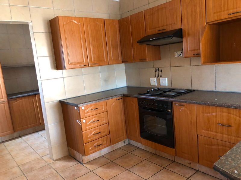Beautiful 3-Bedroom Family Home with Double Garage at Oude Kaap - Photo 4