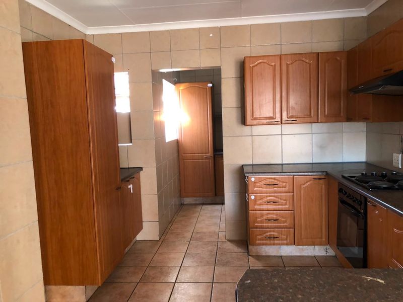 Beautiful 3-Bedroom Family Home with Double Garage at Oude Kaap - Photo 5