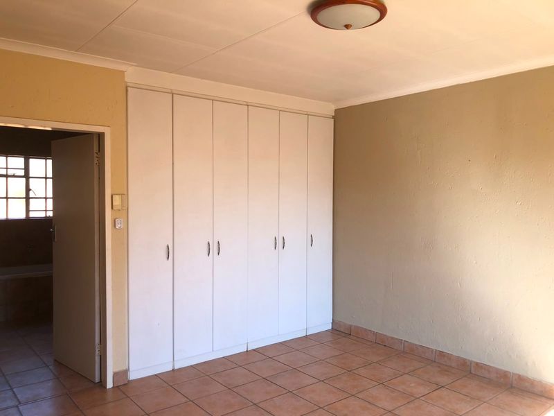 Beautiful 3-Bedroom Family Home with Double Garage at Oude Kaap - Photo 9
