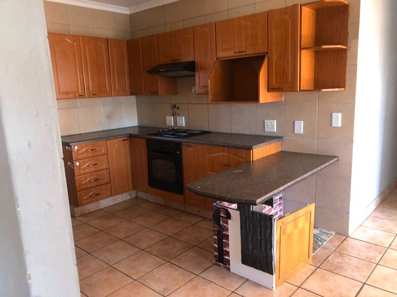 Beautiful 3-Bedroom Family Home with Double Garage at Oude Kaap - Photo 8