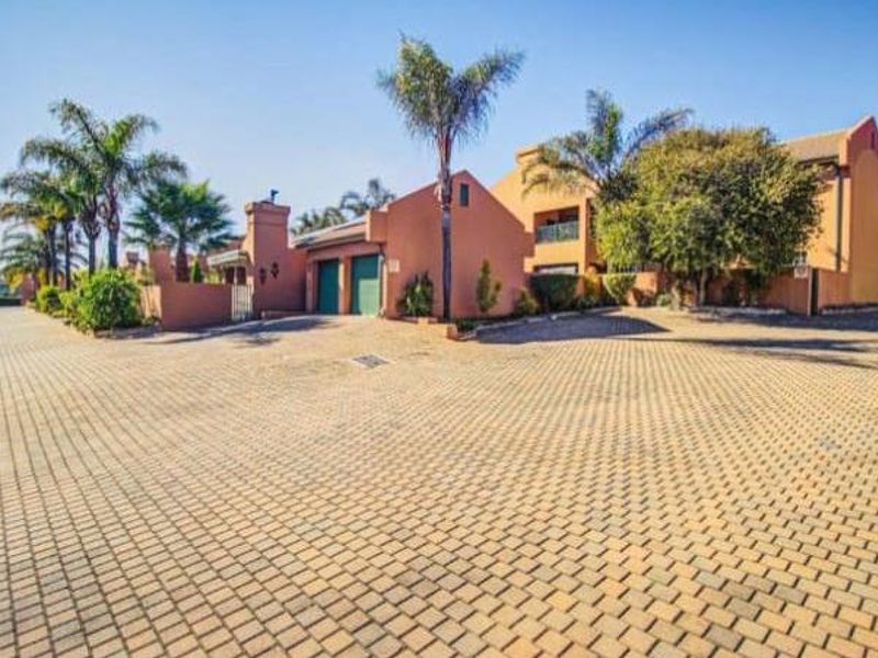 Beautiful 3-Bedroom Family Home with Double Garage at Oude Kaap - Photo 7
