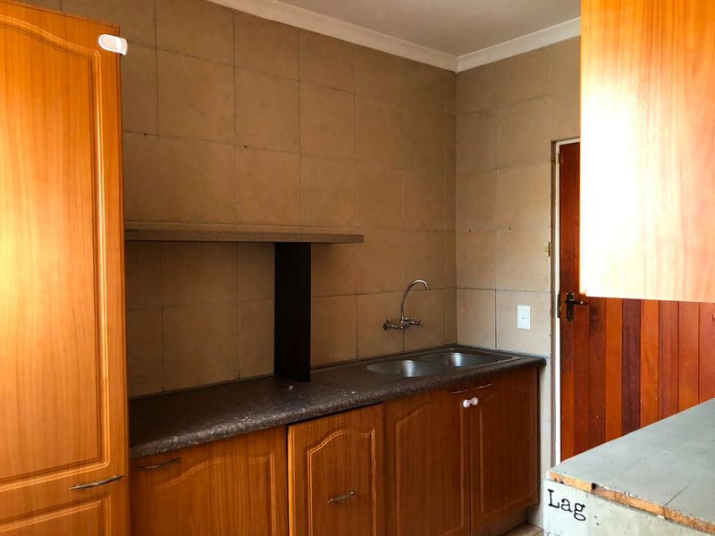 Beautiful 3-Bedroom Family Home with Double Garage at Oude Kaap - Photo 6