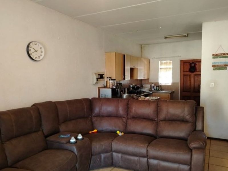 2-bedroom 2-bathroom Ground floor unit up for grabs - Photo 4
