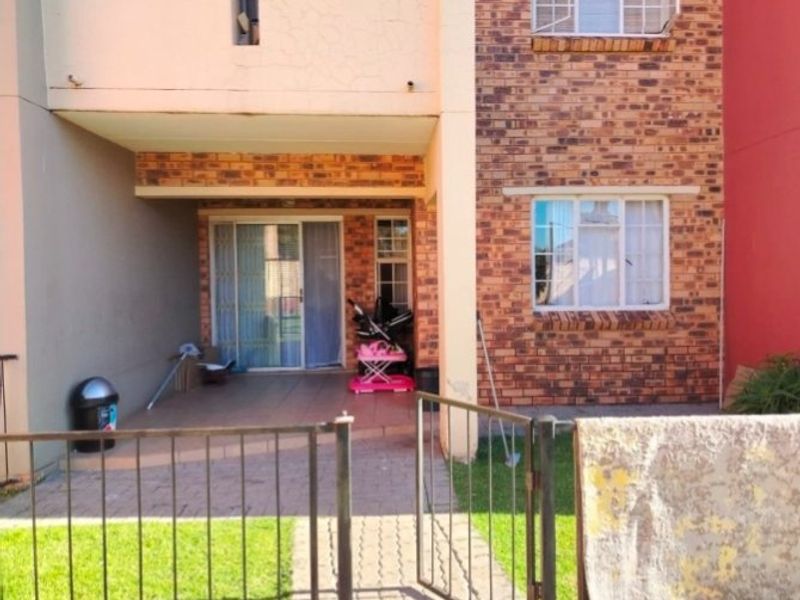 2-bedroom 2-bathroom Ground floor unit up for grabs - Photo 1