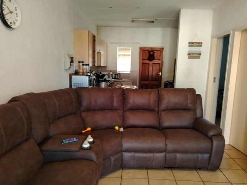 2-bedroom 2-bathroom Ground floor unit up for grabs - Photo 3