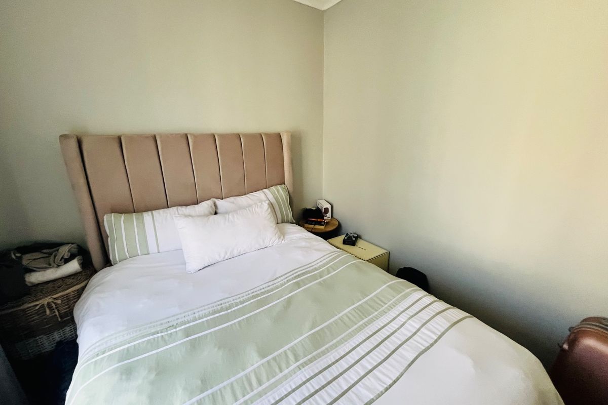A compact bedroom featuring neutral wall finishes and standard ceiling cornicing.