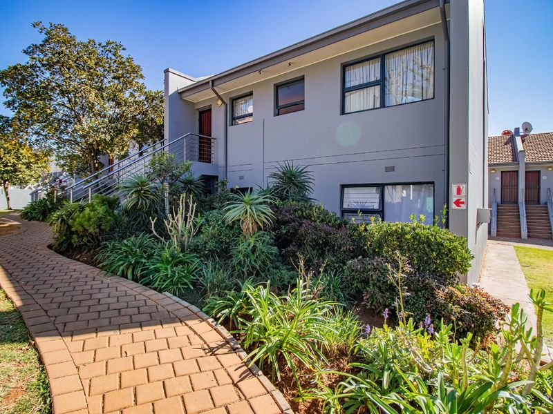 Cosy 2 Bedroom Apartment in Bedfordview  - Photo 1