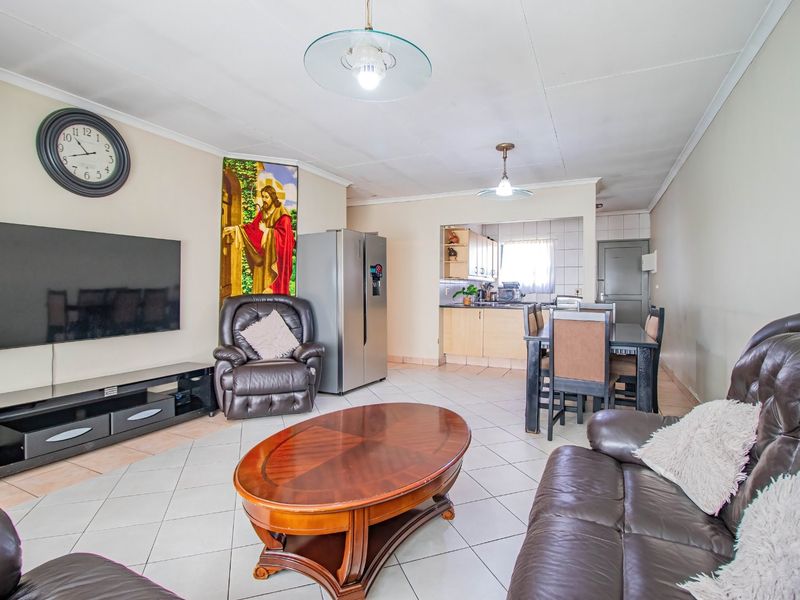 Cosy 2 Bedroom Apartment in Bedfordview  - Photo 3