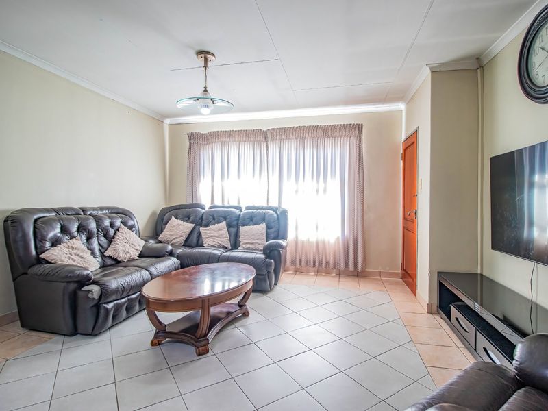 Cosy 2 Bedroom Apartment in Bedfordview  - Photo 4