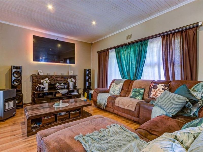 Spacious Family Home with Flatlet & Pool - Photo 2