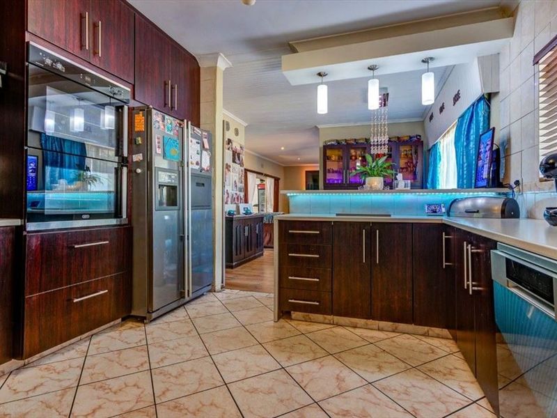 Spacious Family Home with Flatlet & Pool - Photo 1