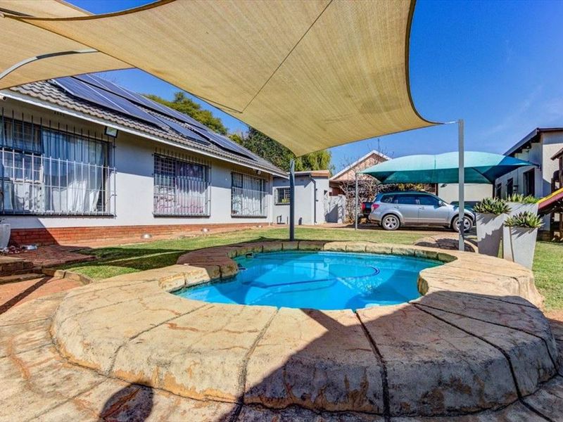 Spacious Family Home with Flatlet & Pool - Photo 3