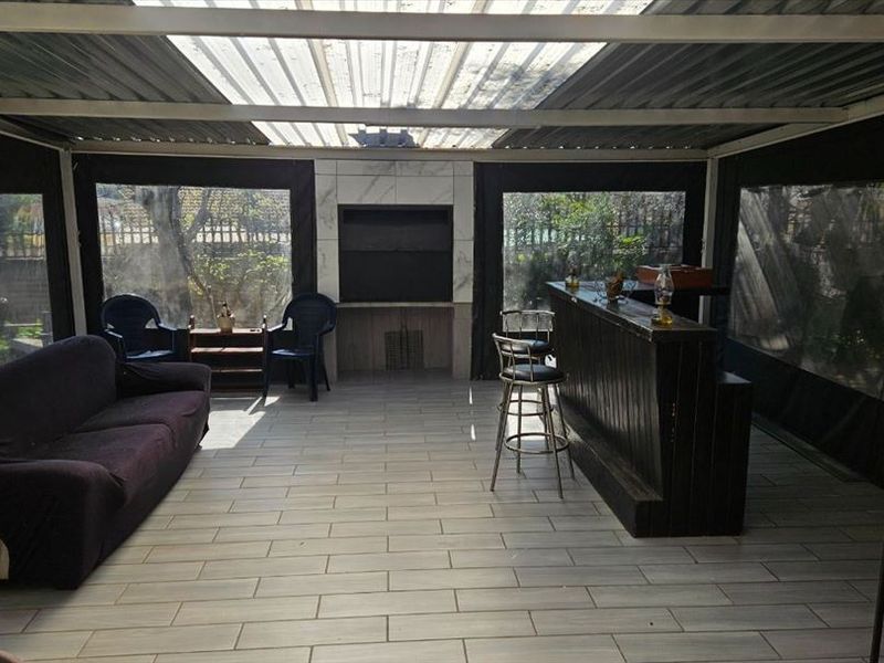 Elegant Five-Bedroom Family Retreat with Pool - Photo 2