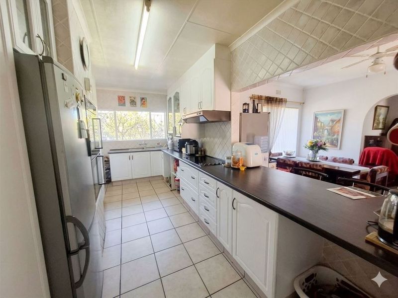 Charming Family Home with Pool & Double Garage - Photo 1