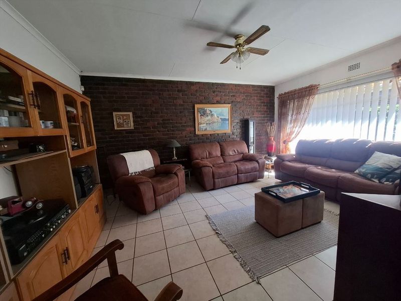 Charming Family Home with Pool & Double Garage - Photo 2