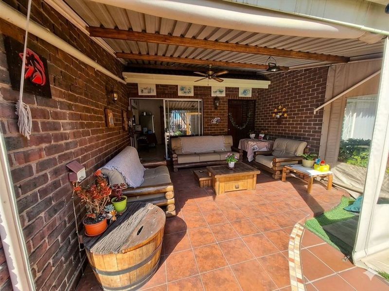 Charming Family Home with Pool & Double Garage - Photo 3