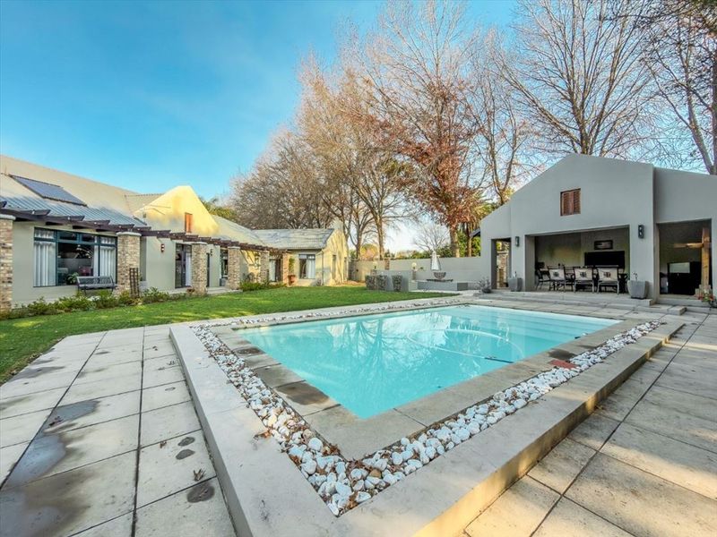 Luxurious Four-Bedroom Family Haven with Pool - Photo 3
