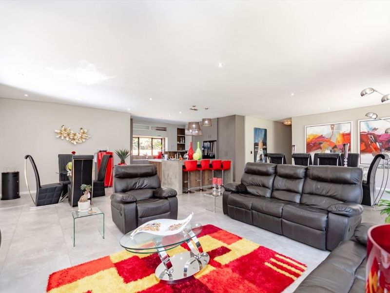 Luxurious Four-Bedroom Family Haven with Pool - Photo 2
