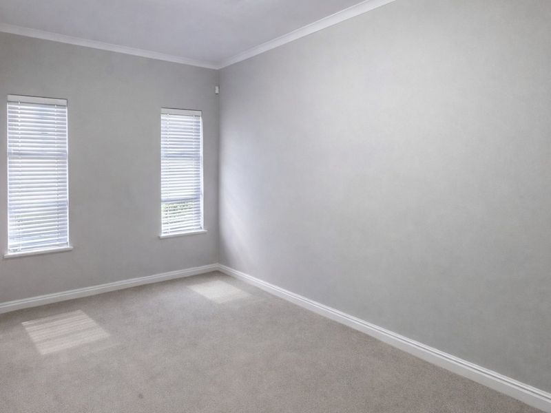 Upmarket Modern Nahoon Home — Bedrooms, Office, Workshop, Pool & More! - Photo 4