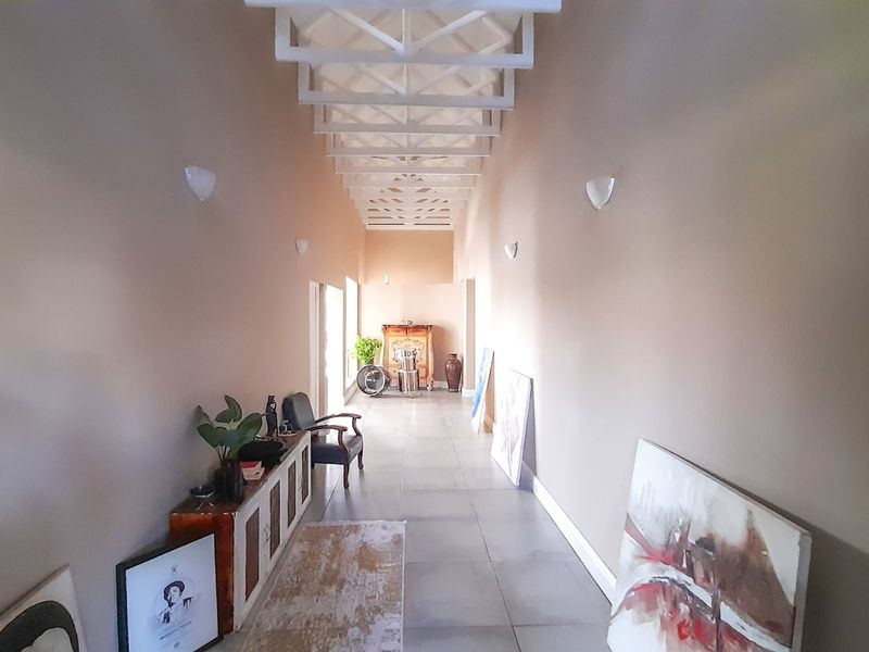 Upmarket Modern Nahoon Home — Bedrooms, Office, Workshop, Pool & More! - Photo 3