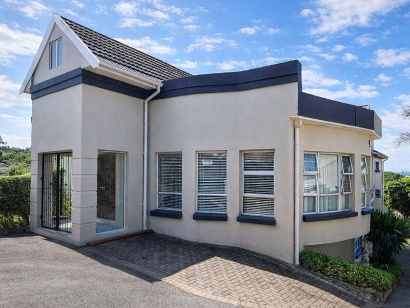 Upmarket Modern Nahoon Home — Bedrooms, Office, Workshop, Pool & More! - Photo 2