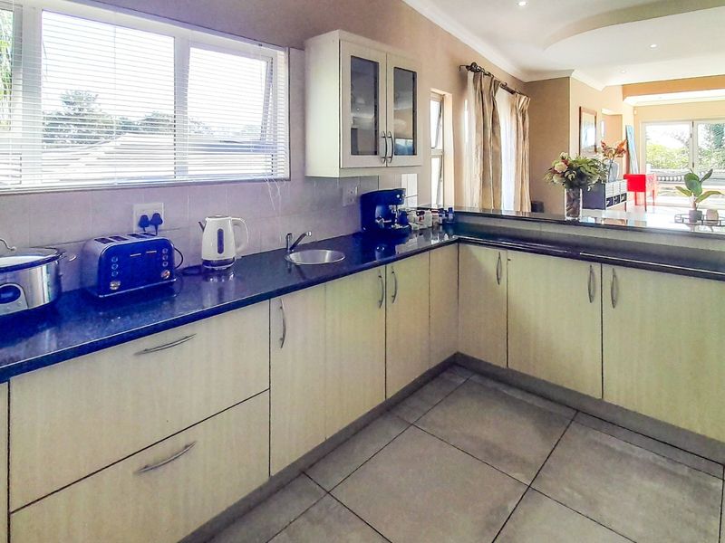 Upmarket Modern Nahoon Home — Bedrooms, Office, Workshop, Pool & More! - Photo 10