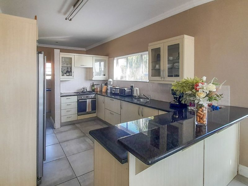 Upmarket Modern Nahoon Home — Bedrooms, Office, Workshop, Pool & More! - Photo 9