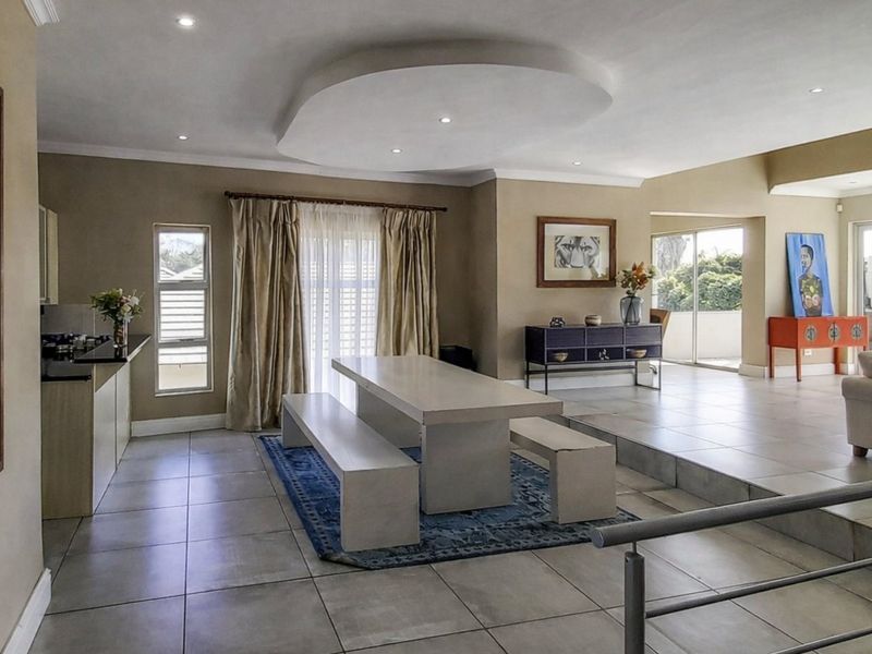 Upmarket Modern Nahoon Home — Bedrooms, Office, Workshop, Pool & More! - Photo 8