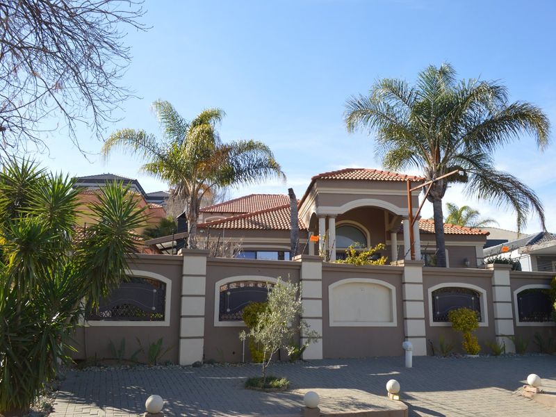  Elevated Contemporary Living with Exceptional Versatility in Prestigious Wilkoppies - Photo 1