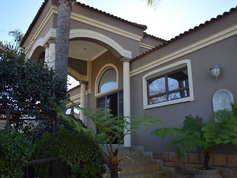  Elevated Contemporary Living with Exceptional Versatility in Prestigious Wilkoppies - Photo 2