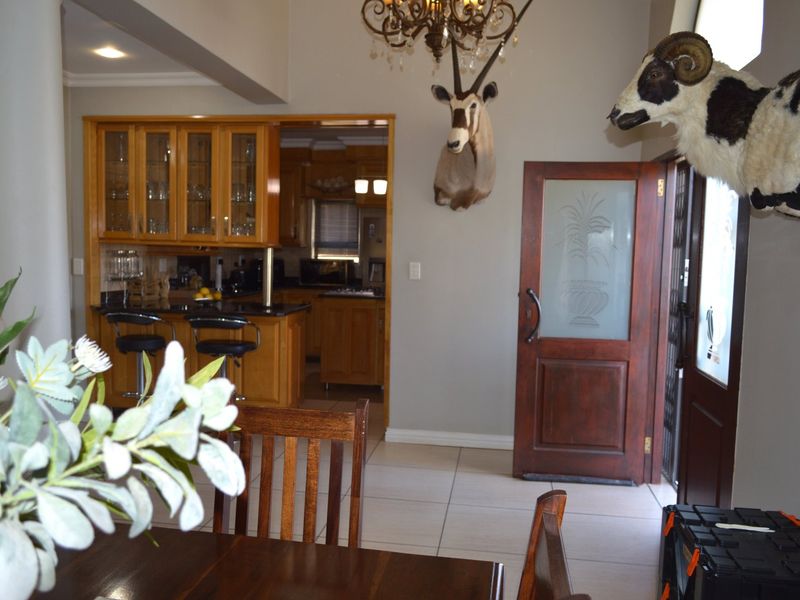  Elevated Contemporary Living with Exceptional Versatility in Prestigious Wilkoppies - Photo 9