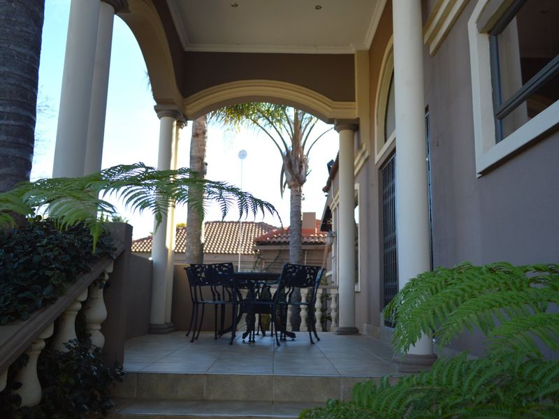  Elevated Contemporary Living with Exceptional Versatility in Prestigious Wilkoppies - Photo 4