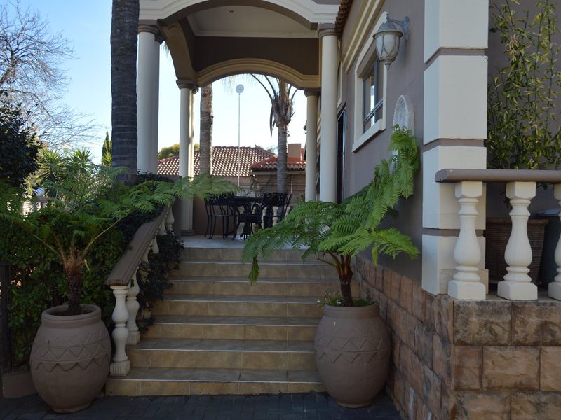  Elevated Contemporary Living with Exceptional Versatility in Prestigious Wilkoppies - Photo 3