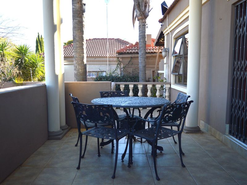  Elevated Contemporary Living with Exceptional Versatility in Prestigious Wilkoppies - Photo 5