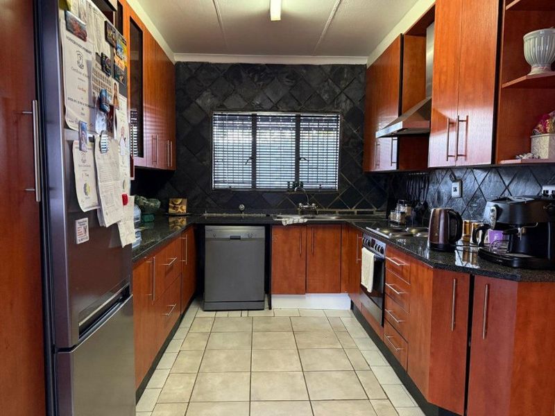 4 Bed 2 Bath  House for sale in Norkem park - Photo 4