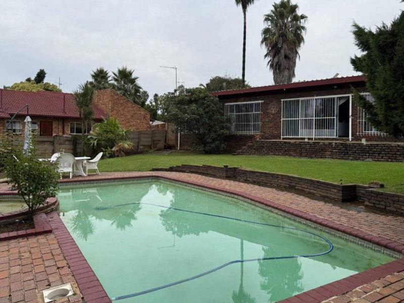 4 Bed 2 Bath  House for sale in Norkem park - Photo 1