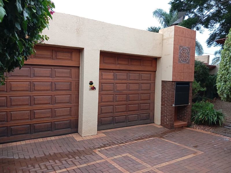 SPACIOUS DOUBLE-STOREY CORNER PROPERTY – PERFECT FOR INVESTORS OR LARGE FAMILIES! - Photo 2