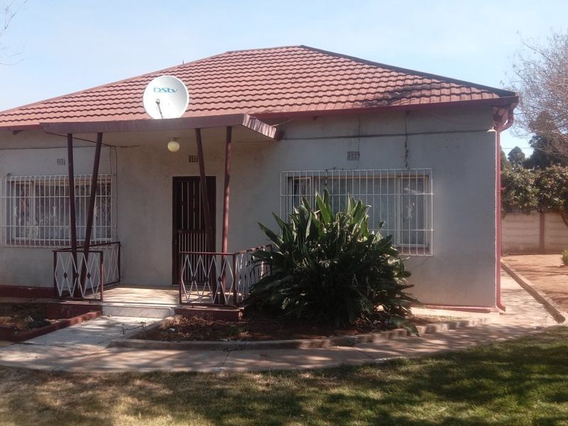 Investor's Dream – Spacious Family Home with Exceptional Rental Income! - Photo 2