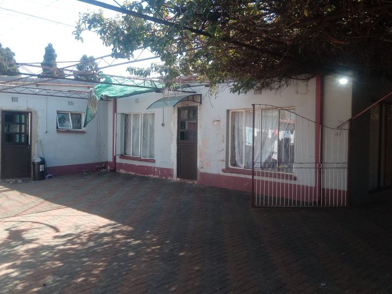 Investor's Dream – Spacious Family Home with Exceptional Rental Income! - Photo 6