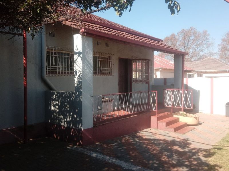 Investor's Dream – Spacious Family Home with Exceptional Rental Income! - Photo 1
