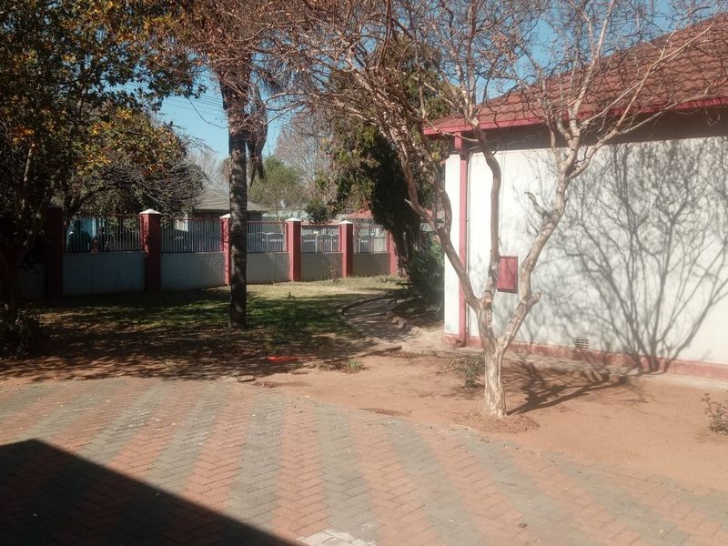 Investor's Dream – Spacious Family Home with Exceptional Rental Income! - Photo 3