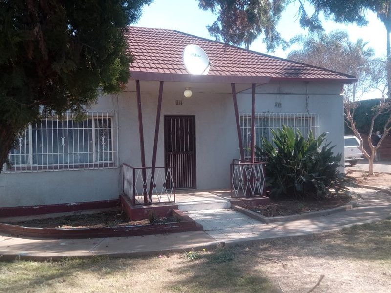 Investor's Dream – Spacious Family Home with Exceptional Rental Income! - Photo 4