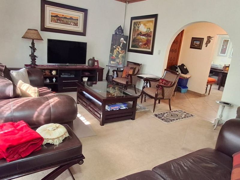 STUNNING 4 BED HOUSE PLUS POOL FOR SALE - Photo 8