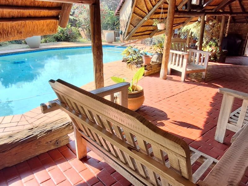STUNNING 4 BED HOUSE PLUS POOL FOR SALE - Photo 1